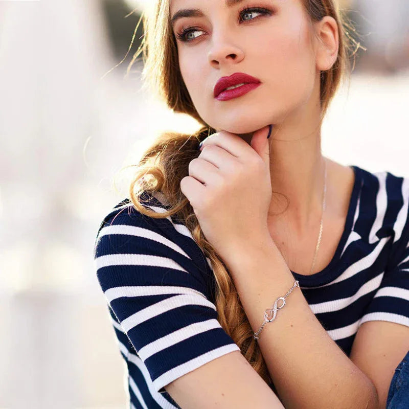 Bracelet incrusté 8 cœurs