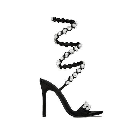Sandales à talons hauts de 11 cm, bout rond, surface satinée, strass et rivets d'été