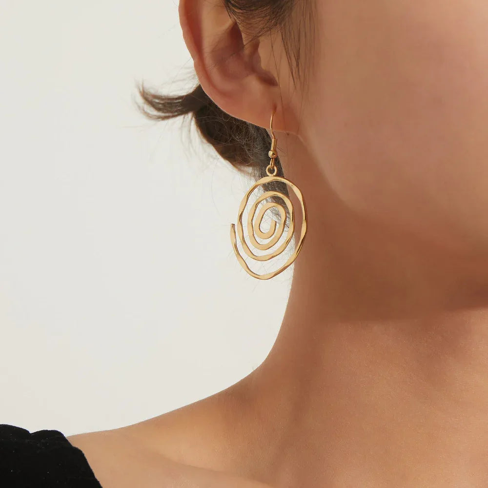 Boucles d'oreilles créatives tourbillonnantes et creuses pour femmes