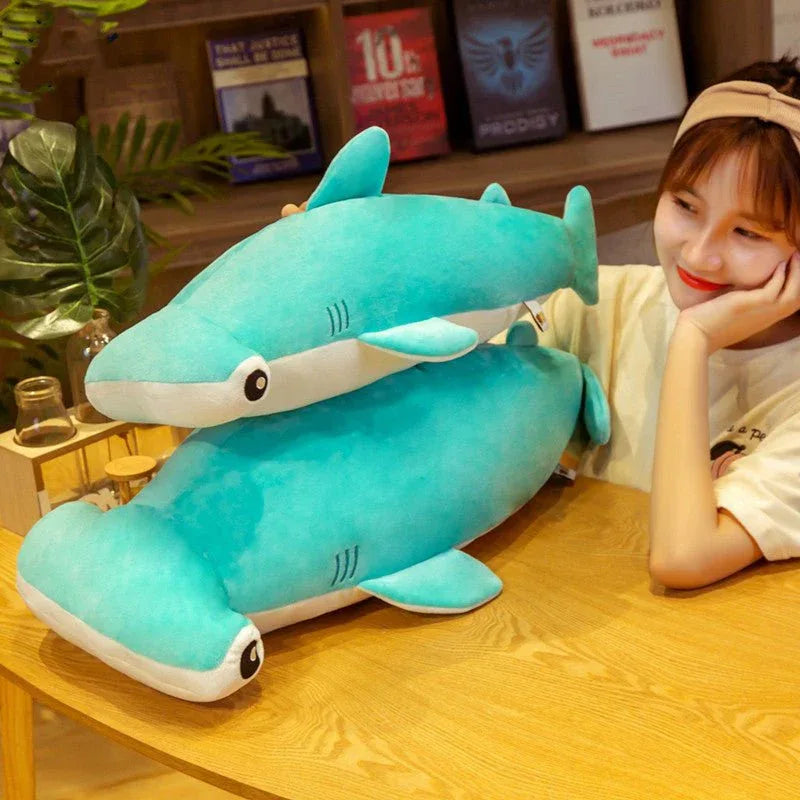 Jouets en peluche de requin-marteau bleu