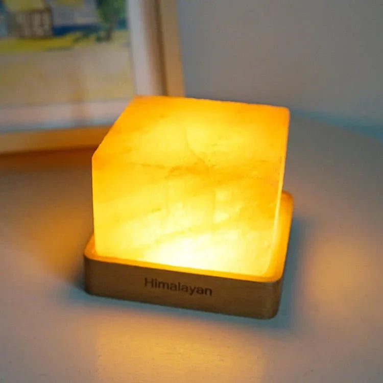 Lampe de sel de l'Himalaya sur socle en bois carré avec LED