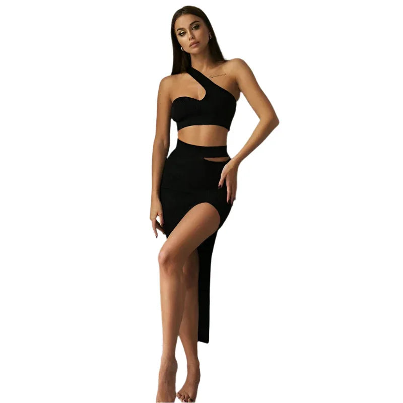 Ein schulterfreies Crop Top mit hoch tailliertem Aushöhlungsrock, eng anliegender zweiteiliger Damen-Kleidungsset