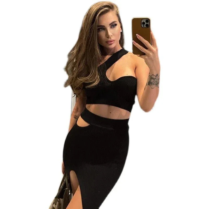 Ein schulterfreies Crop Top mit hoch tailliertem Aushöhlungsrock, eng anliegender zweiteiliger Damen-Kleidungsset